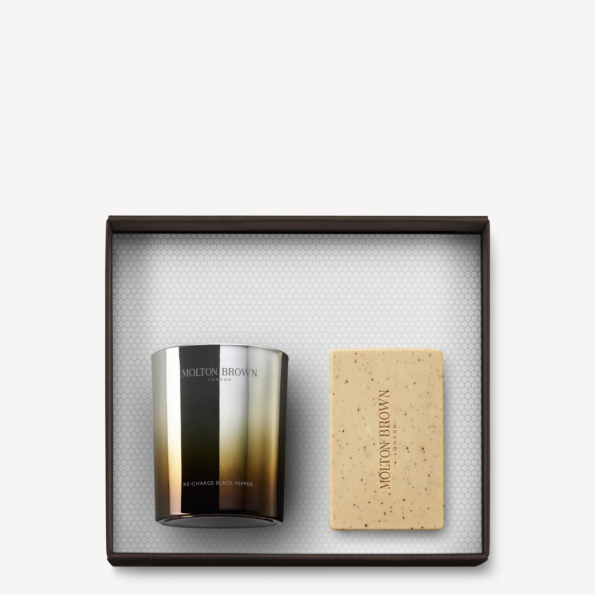 Re-charge Black Pepper Candela in Edizione Limitata & Barra Esfoliante Gift Set